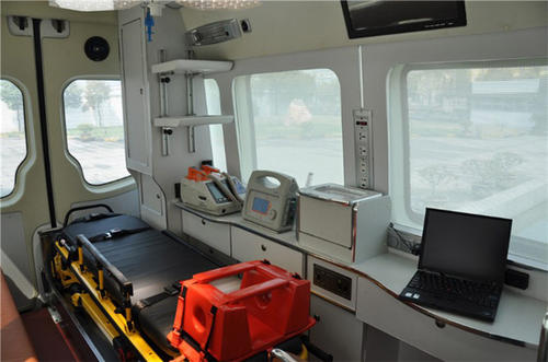 桐乡市救护车内部